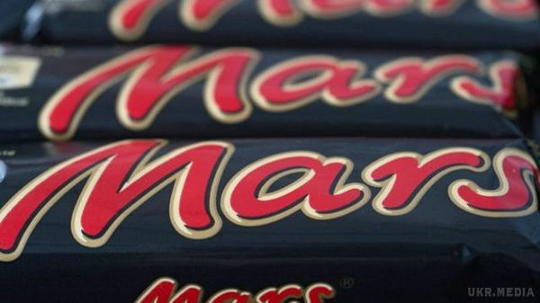 У популярних солодощах знайшли дещо неїстівне. Американська кондитерська фірма Mars відкликає свої батончики Mars і Snickers в Німеччині після того, як у продукції виявили пластик, 