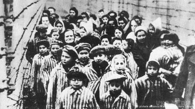92-річну телеграфістку Освенциму судитимуть за вбивства євреїв. 92-річна німкеня, яку звинувачують в вбивствах понад 260 тисяч євреїв в таборі смерті Освенцим, незважаючи на всій поважний вік, постане перед судом