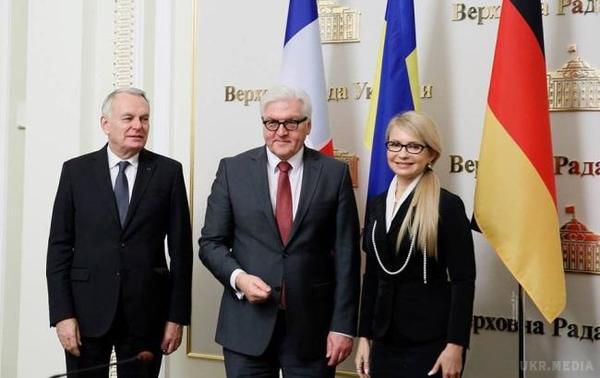 Тимошенко продовжила експерименти із зачіскою. Розпустивши коси, лідер "Батьківщини" вирішила не зупинятися на досягнутому і доповнила імідж, надавши волоссю нову форму.