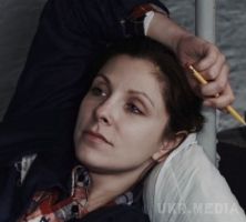 Не зарікайся – дивитися онлайн – 32 серія від 23.02.2016 (ВІДЕО). Серіал Не зарікайся – мелодрама виробництва телеканалу Україна . Події у серіалі відбуваються на тлі страшних подій в Україні: окупації Криму і війни на Донбасі.