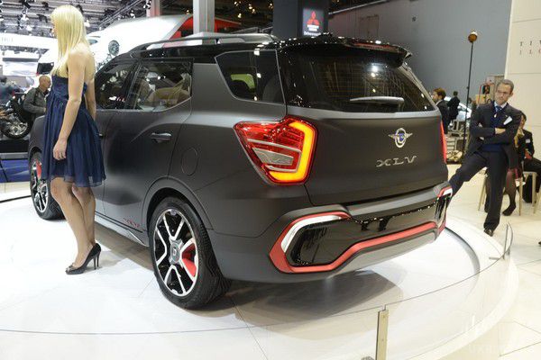 SsangYong показав тізер семимісного кросовера Tivoli XLV. Компанія SsangYong розмістила новий тизер власного семимісного кросовера під назвою Tivoli XLV. Офіційна презентація новинки відбудеться в рамках автосалону в Женеві.