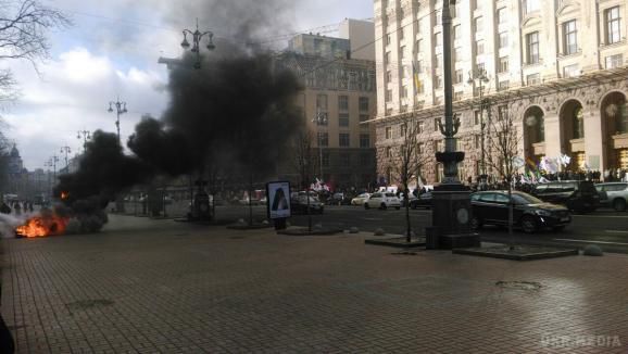 Знову неспокійно: Біля КМДА невідомі підпалили шини (фото). Наразі там мітингують таксисти.