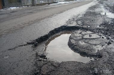 Яма на ямі: де найбільш непроїзні траси в Україні. Немає грошей – немає доріг. Українські траси для водіїв перетворилися на смугу перешкод. На всі скарги у дорожніх служб відповідь традиційна – ремонтувати немає на що.