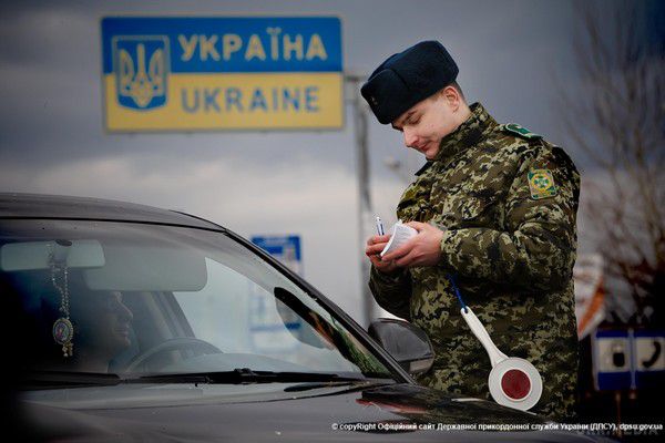 Росіяни відновили пропуск українських автомобілів в окупований Крим. Російські контрольні служби на тимчасово окупованій території АР Крим повністю відновили пропуск всіх транспортних засобів.