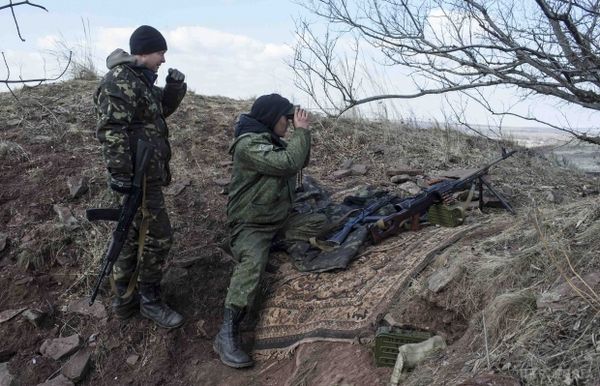 Ситуація в зоні АТО стабілізувалася: з вечора зафіксовано 10 обстрілу бойовиків. Бойовики продовжують обстрілювати українських військових з великокаліберних мінометів.