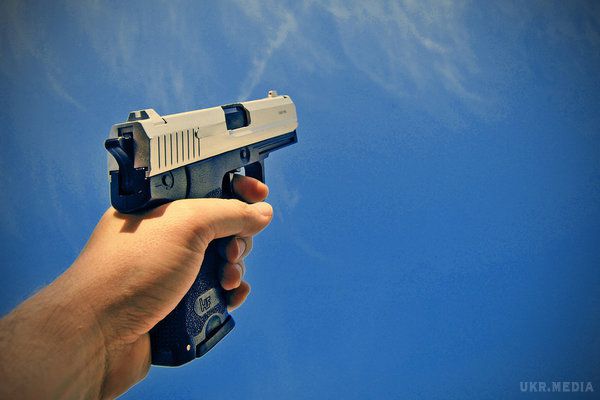 Біля фабрики чоловік влаштував стрілянину по усіх перехожих. Щонайменше троє людей загинули і не менш як 20 отримали пораненняє 
