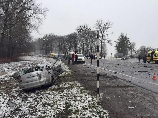 Смертельна ДТП на Львівщині: Авто на швидкості влетіло в маршрутку, загинув екс-регіонал, 10 людей поранено (фото). Аварія сталася на трасі сполученням Київ-Чоп.