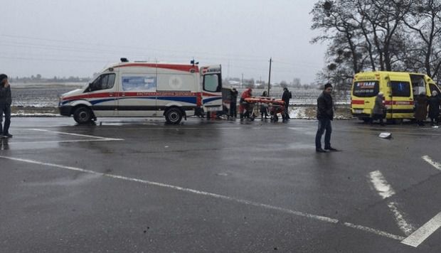 Смертельна ДТП на Львівщині: Авто на швидкості влетіло в маршрутку, загинув екс-регіонал, 10 людей поранено (фото). Аварія сталася на трасі сполученням Київ-Чоп.