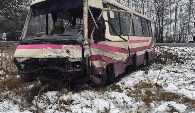 Смертельна ДТП на Львівщині: Авто на швидкості влетіло в маршрутку, загинув екс-регіонал, 10 людей поранено (фото). Аварія сталася на трасі сполученням Київ-Чоп.