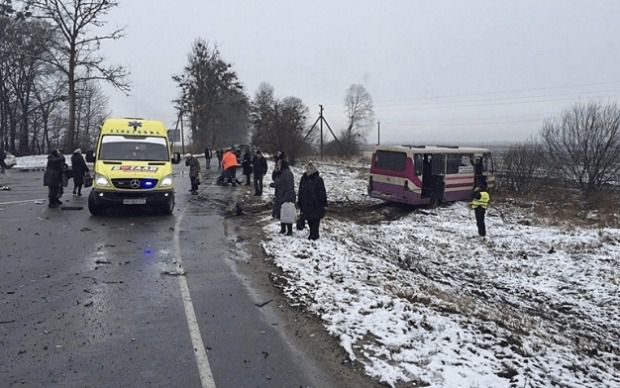 Смертельна ДТП на Львівщині: Авто на швидкості влетіло в маршрутку, загинув екс-регіонал, 10 людей поранено (фото). Аварія сталася на трасі сполученням Київ-Чоп.