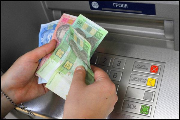 Банки України зазнали колосальних збитків від "карткових" шахраїв. Українські банки в 2015 році отримали 181 млн гривень збитків від шахрайських операцій з платіжними картами, що вдвічі перевищує показники 2014 року