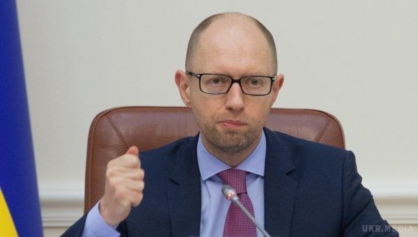  У Яценюка розповіли, як він намагався подати у відставку. Прес-секретар голови уряду запевняє, що він сам виніс на голосування питання своєї відставки.