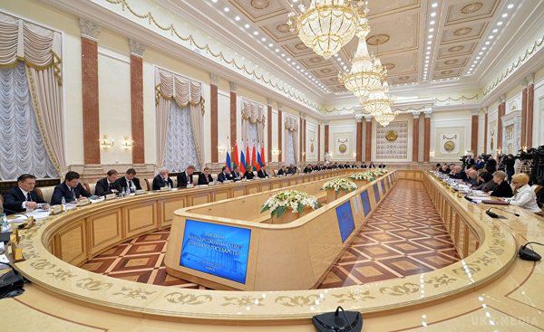Розкрутити на гроші і Москву, і Захід. Сьогодні в ідеалі Мінську хотілося б отримати два кредити — і від Євразійського фонду стабілізації і розвитку, і від МВФ.