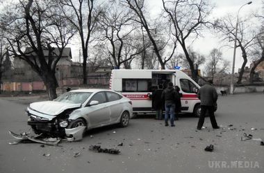 У Дніпропетровській області сталося страшне ДТП з поліцією. У Дніпродзержинську Дніпропетровської області 26 лютого, о 15 годині дня, на перехресті біля монумента "літак" зіткнулися два легковики. 