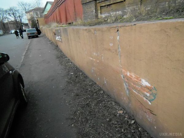 У Дніпропетровській області сталося страшне ДТП з поліцією. У Дніпродзержинську Дніпропетровської області 26 лютого, о 15 годині дня, на перехресті біля монумента "літак" зіткнулися два легковики. 