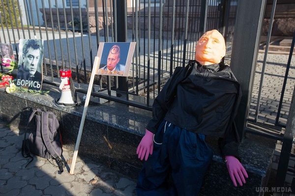 Під посольством Росії у Києві активісти продовжили справу Нємцова (фото). Учасники мітингу, багато з яких змушені були покинути Росію, нагадали про злочини Путіна перед людством.