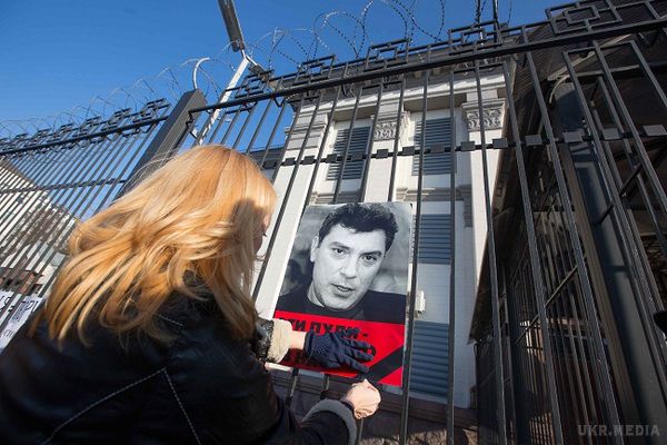Під посольством Росії у Києві активісти продовжили справу Нємцова (фото). Учасники мітингу, багато з яких змушені були покинути Росію, нагадали про злочини Путіна перед людством.