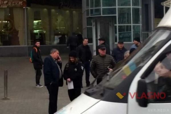 Нервував та намагався "замазати": у Вінниці поліція виписала штраф Гройсману. Фотофакт. У Вінниці в неділю, 28 лютого, патрульні поліцейські склали протокол на батька спікера Верховної Ради Володимира Гройсмана Бориса.