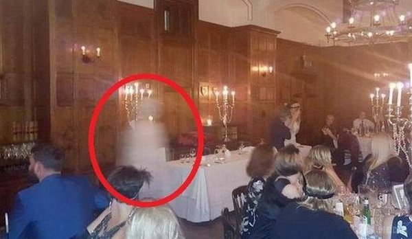 Британський фотограф зробив фото примари на благодійному вечорі в готелі (фото). В Англії в готелі «Шато Рианфа» нещодавно був благодійний вечір, під час якого гості взяли участь в грі з пошуку чоловіка, який скоїв фіктивне вбивство.