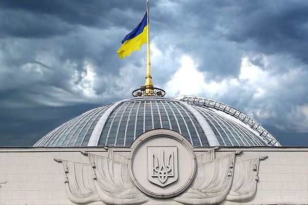 "Парламент - не для того, щоб тиснути на кнопки": П'ять пунктів, без яких не змінити Україну. Від перестановки статей у регламенті сума парламентаризму не змінюється. Україні потрібна справжня реформа парламенту.