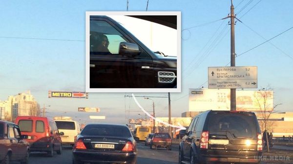 Наталя Кличко викрита в порушенні правил дорожнього руху (ФОТО, ВІДЕО). Дружина мера Києва Віталія Кличка , співачка Наталія Кличко , викрита в порушенні правил дорожнього руху. Жінка не включає сигнали повороту і їздить по виділеній смузі для громадського транспорту.