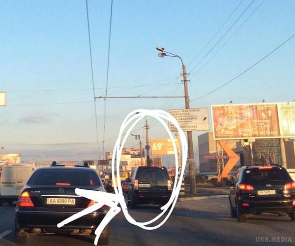 Наталя Кличко викрита в порушенні правил дорожнього руху (ФОТО, ВІДЕО). Дружина мера Києва Віталія Кличка , співачка Наталія Кличко , викрита в порушенні правил дорожнього руху. Жінка не включає сигнали повороту і їздить по виділеній смузі для громадського транспорту.