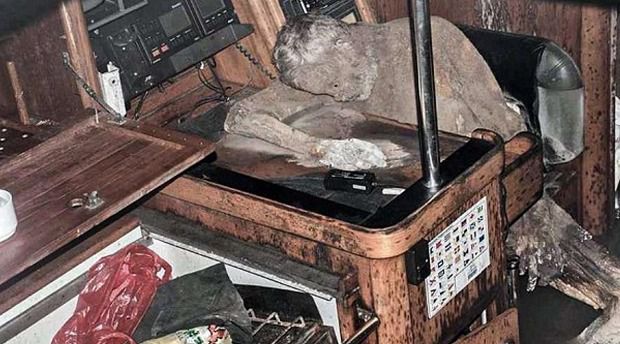 Біля узбережжя Філіппін рибалки виявили дрейфуючу яхту з мумією. Поки не вдалося встановити ні причину смерті моряка, ні коли це сталося.