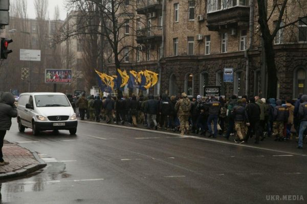 Мітинг "Азову" в Києві: Під СІЗО СБУ вибухають фаєри і палають шини (фото). Там вони запалили фаєри та вигукують гасла: "Крим - це Україна", "Один за всіх і всі за одного!".