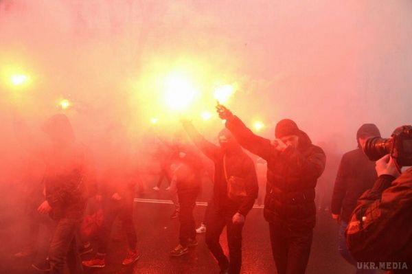 Мітинг "Азову" в Києві: Під СІЗО СБУ вибухають фаєри і палають шини (фото). Там вони запалили фаєри та вигукують гасла: "Крим - це Україна", "Один за всіх і всі за одного!".