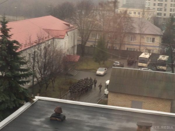 Мітинг "Азову" в Києві: Під СІЗО СБУ вибухають фаєри і палають шини (фото). Там вони запалили фаєри та вигукують гасла: "Крим - це Україна", "Один за всіх і всі за одного!".