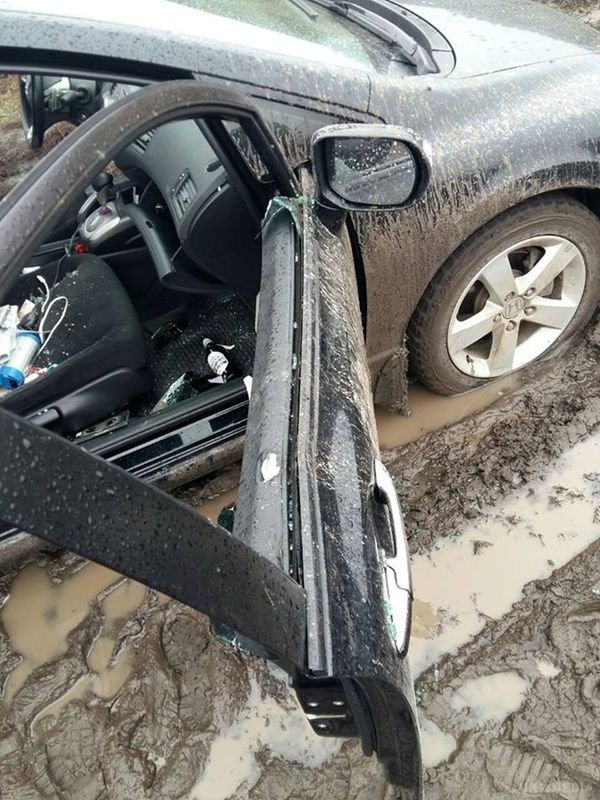 У Києві поліцейські знову обстріляли авто порушника. Столичні поліцейські застосували вогнепальну зброю для затримання п'яного водія.