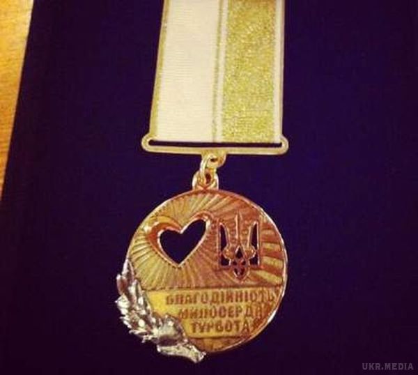Співачку Катю Бужинську нагородили медаллю за благодійність. Катя Бужинська дає благодійні концерти в деяких містах України, днями вона безкоштовно виступала в Житомирі, після чого їй вручили не лише подячну грамоту, але і медаль. 