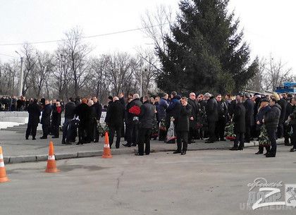 Вчора у Харкові поховали убитого бізнесмена Димента (ФОТО). На міському цвинтарі №3 в районі вулиці Академіка Павлова поховали Юрія Димента, якого в минулу п'ятницю, 26 лютого, застрелили тут же, на кладовищі.