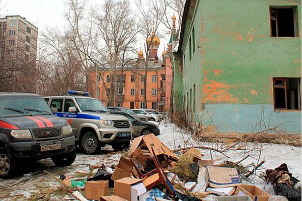 У Росії бабуся розчленувала онука. Мертвого 28-річного жителя російського Челябінська місцеві поліцейські збирали в самому буквальному сенсі по частинах: спочатку його стегна і статеві органи знайшли на смітнику по вулиці Краснооктябрьской неподалік православного храму.