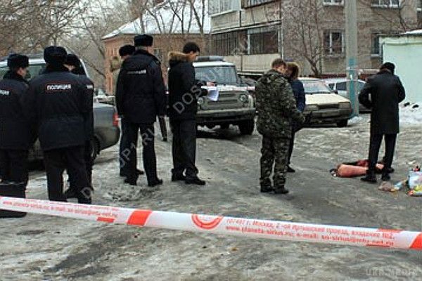 У Росії бабуся розчленувала онука. Мертвого 28-річного жителя російського Челябінська місцеві поліцейські збирали в самому буквальному сенсі по частинах: спочатку його стегна і статеві органи знайшли на смітнику по вулиці Краснооктябрьской неподалік православного храму.