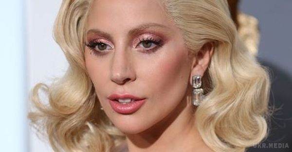 На "Оскар" Леді Гага одягла прикраси за 8 мільйонів доларів. 29-річна співачка вибрала діамантові сережки від ювелірного дому Lorraine Schwartz.