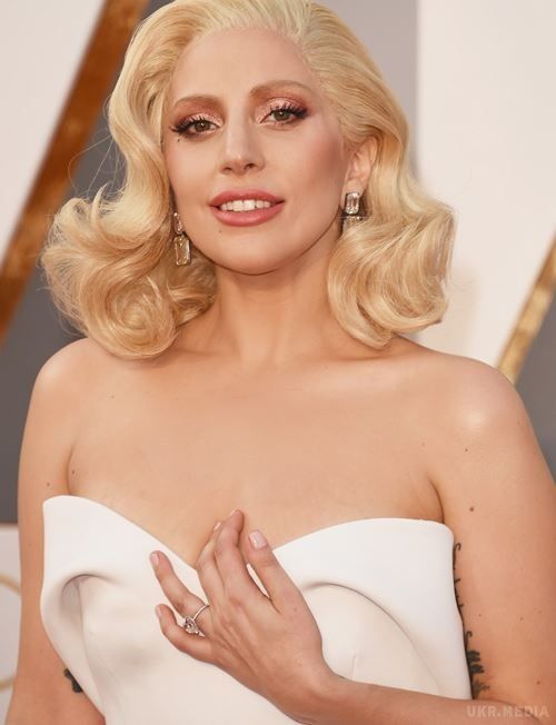 На "Оскар" Леді Гага одягла прикраси за 8 мільйонів доларів. 29-річна співачка вибрала діамантові сережки від ювелірного дому Lorraine Schwartz.