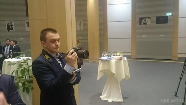 У Європарламенті зірвана провокація прокремлівського журналіста. Томаш Масєйчук нишпорив по валізах організаторів виставки з фотографіями у пошуках татуажів з нацистською символікою на тілах покалічених бійців АТО.