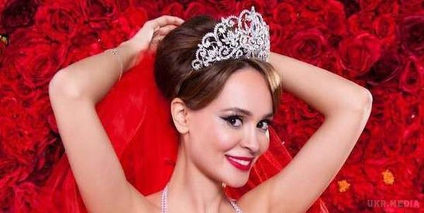 Майбутня  дружина відомого співака Прохора Шаляпіна  панікує перед заміжжям. Анна Калашникова, наречена співака Прохора Шаляпіна помітно панікує перед майбутнім весіллям.