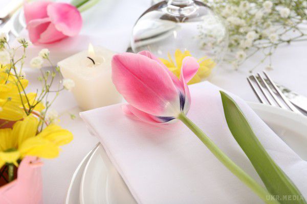Ідеї на 8 березня: Як прикрасити святковий стіл (фото). 8 березня – це свято весни і краси. Сервірування столу до 8 березня має бути особливо витонченою, створювати відчуття свіжості і легкості.