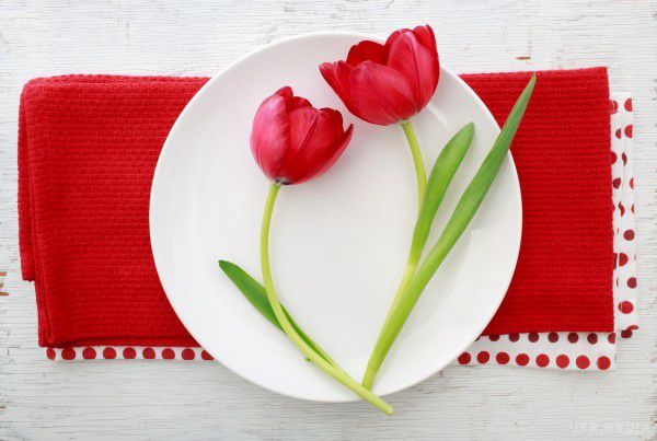 Ідеї на 8 березня: Як прикрасити святковий стіл (фото). 8 березня – це свято весни і краси. Сервірування столу до 8 березня має бути особливо витонченою, створювати відчуття свіжості і легкості.
