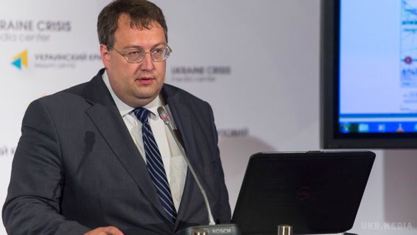  Геращенко підтвердив переговори однопартійців про відставку шефа. Нардеп вважає, що президент має бажання усунути вплив партії "Народний фронт" на прийняття рішень в державі.