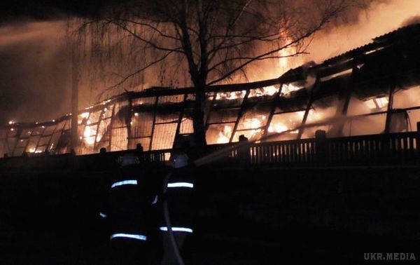 Масштабна пожежа в Чернігові: поранений чоловік, згоріло 7 авто. Вночі горів таксопарк.