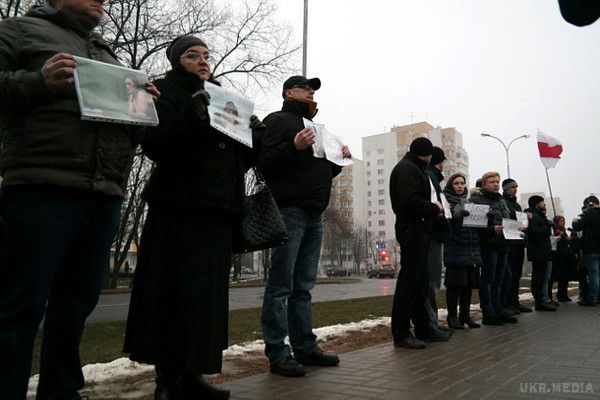 До посольства РФ за свободу Надії Савченко  вийшли  Білоруси(ФОТО). Незважаючи на погану погоду, кілька десятків білорусів вийшли сьогодні, 7 березня, в 18:00 до посольства Росії на вулиці Нововиленской в Мінську, щоб вимагати негайного звільнення українського офіцера Надії Савченко, над якою в РФ зараз йде ганебний і повністю сфальсифікований процес.