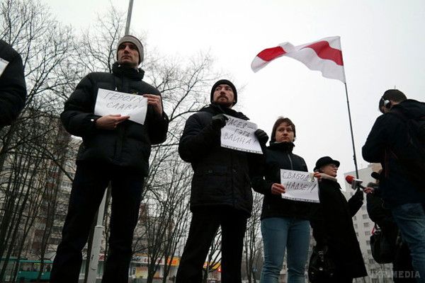 До посольства РФ за свободу Надії Савченко  вийшли  Білоруси(ФОТО). Незважаючи на погану погоду, кілька десятків білорусів вийшли сьогодні, 7 березня, в 18:00 до посольства Росії на вулиці Нововиленской в Мінську, щоб вимагати негайного звільнення українського офіцера Надії Савченко, над якою в РФ зараз йде ганебний і повністю сфальсифікований процес.