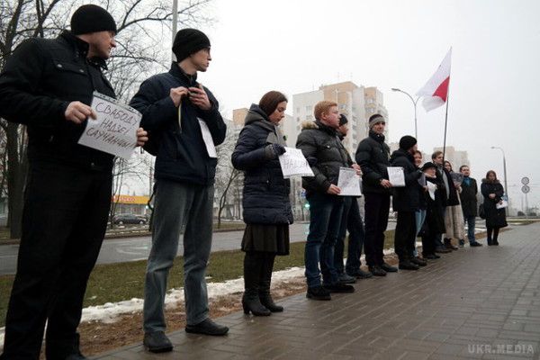 До посольства РФ за свободу Надії Савченко  вийшли  Білоруси(ФОТО). Незважаючи на погану погоду, кілька десятків білорусів вийшли сьогодні, 7 березня, в 18:00 до посольства Росії на вулиці Нововиленской в Мінську, щоб вимагати негайного звільнення українського офіцера Надії Савченко, над якою в РФ зараз йде ганебний і повністю сфальсифікований процес.