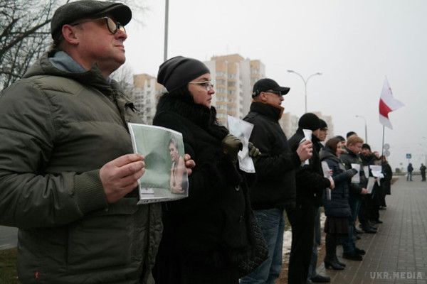 До посольства РФ за свободу Надії Савченко  вийшли  Білоруси(ФОТО). Незважаючи на погану погоду, кілька десятків білорусів вийшли сьогодні, 7 березня, в 18:00 до посольства Росії на вулиці Нововиленской в Мінську, щоб вимагати негайного звільнення українського офіцера Надії Савченко, над якою в РФ зараз йде ганебний і повністю сфальсифікований процес.