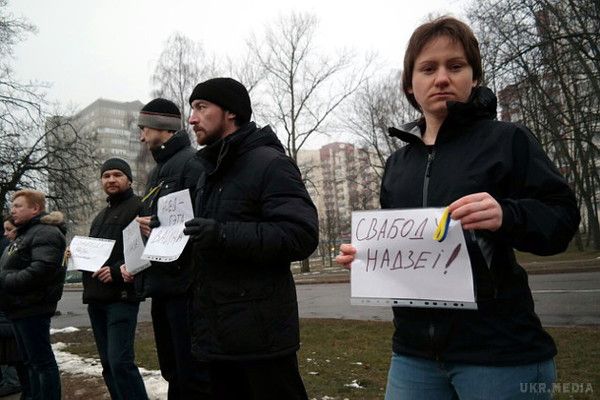 До посольства РФ за свободу Надії Савченко  вийшли  Білоруси(ФОТО). Незважаючи на погану погоду, кілька десятків білорусів вийшли сьогодні, 7 березня, в 18:00 до посольства Росії на вулиці Нововиленской в Мінську, щоб вимагати негайного звільнення українського офіцера Надії Савченко, над якою в РФ зараз йде ганебний і повністю сфальсифікований процес.