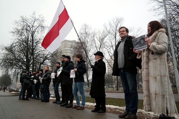 До посольства РФ за свободу Надії Савченко  вийшли  Білоруси(ФОТО). Незважаючи на погану погоду, кілька десятків білорусів вийшли сьогодні, 7 березня, в 18:00 до посольства Росії на вулиці Нововиленской в Мінську, щоб вимагати негайного звільнення українського офіцера Надії Савченко, над якою в РФ зараз йде ганебний і повністю сфальсифікований процес.