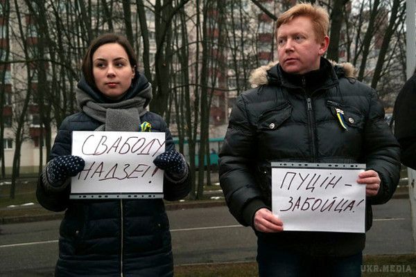 До посольства РФ за свободу Надії Савченко  вийшли  Білоруси(ФОТО). Незважаючи на погану погоду, кілька десятків білорусів вийшли сьогодні, 7 березня, в 18:00 до посольства Росії на вулиці Нововиленской в Мінську, щоб вимагати негайного звільнення українського офіцера Надії Савченко, над якою в РФ зараз йде ганебний і повністю сфальсифікований процес.